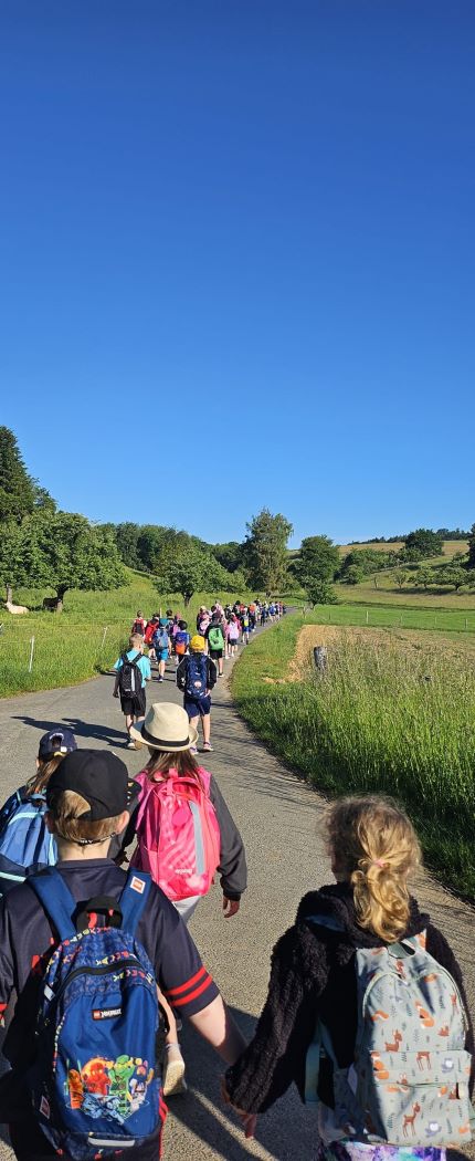 Die Bundesjugendspiele fanden bei strahlendem Sonnenschein am Freitag, den 22. Mai, an der Sportanlage der GAZ statt. Es wurde gesprungen, geworfen und gelaufen. Herr Gonsior organisierte die Sportveranstaltung. Einige jugendliche Schülerinnen und Schüler der GAZ unterstützen bei der Durchführung. Vielen Dank dafür! Es war ein schöner Tag, der allen viel Freude bereitete.