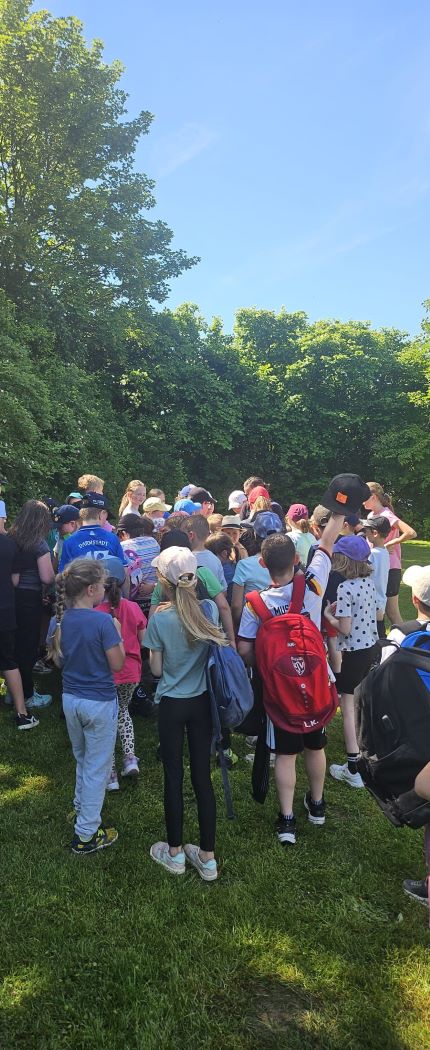 Die Bundesjugendspiele fanden bei strahlendem Sonnenschein am Freitag, den 22. Mai, an der Sportanlage der GAZ statt. Es wurde gesprungen, geworfen und gelaufen. Herr Gonsior organisierte die Sportveranstaltung. Einige jugendliche Schülerinnen und Schüler der GAZ unterstützen bei der Durchführung. Vielen Dank dafür! Es war ein schöner Tag, der allen viel Freude bereitete.